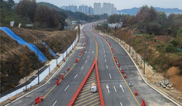 대전시는 22일 서구 관저동에서 유성구 용계동을 연결하는 도안대로(2구간) 개설공사 구간의 왕복 4차로를 부분 개통한다. 사진제공=대전시