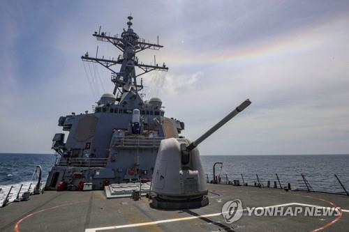 미국 해군 제7함대 소속 유도미사일 구축함 벤포드함이 남중국해에서 작전을 수행하고 있다. 사진 제공=미 해군