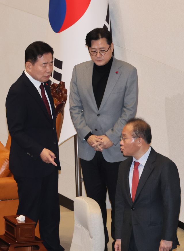 김진표 국회의장이 21일 국회 본회의에서 국민의힘 윤재옥 원내대표 겸 대표 권한대행, 더불어민주당 홍익표 원내대표와 이태원 참사 진상규명 특별법 처리와 관련해 논의하고 있다. 연합뉴스