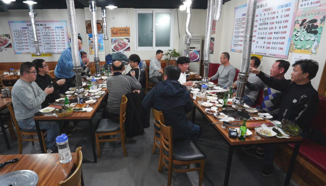 12월 6일 서울시 광진구의 한 고깃집에서 팔구회 회원들이 회식을 하고 있다.