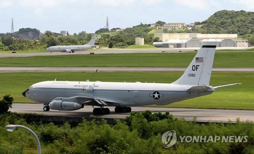 일본 오키나와 기지에 착륙하고 있는 미 공군 핵탐지정찰기 ‘WC-135W’. 연합뉴스