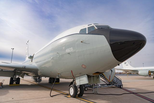 지난 12월 4일 미국 네브래스카주 오펏 공군기지에 배치된 신형 핵 탐지 전문 특수 정찰기 ‘WC-135R’ 콘스턴트 피닉스가 도착해 정비를 받고 있다. 사진 제공=오펏 공군기지