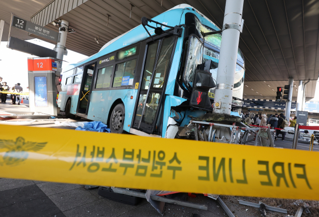 22일 오후 시내버스가 시민 다수를 치는 사고가 발생한 경기도 수원시 수원역 2층 버스 환승센터에서 사고 현장이 통제되고 있다. 연합뉴스