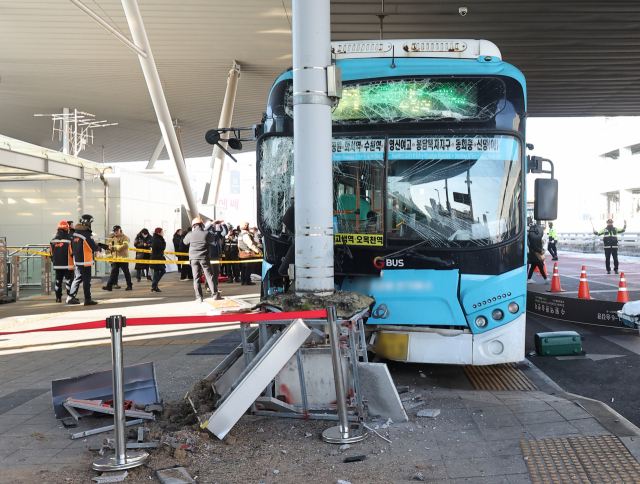 사고가 발생한 경기도 수원시 수원역 2층 버스 환승센터가 통제되고 있다.연합뉴스