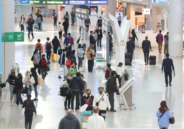 지난해 12월 26일 인천국제공항 제1여객터미널 면세구역이 탑승객들로 붐빈 모습. 연합뉴스