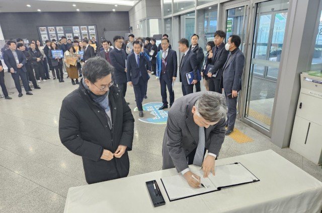 김관영 전북도지사(오른쪽)가 22일 오후 경기도청을 찾아 김동연 경기도지사가 방명록을 작성하고 있다. 사진 = 손대선 기자