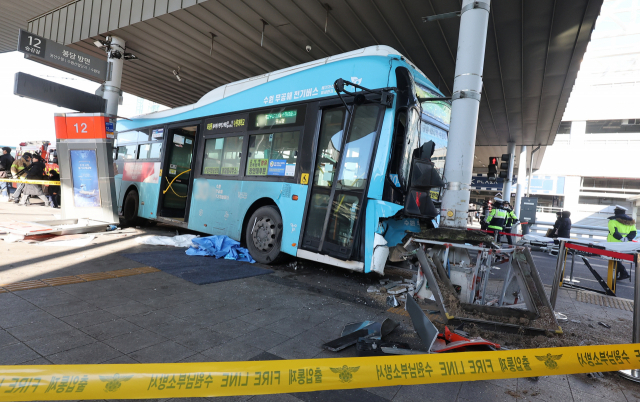 22일 오후 시내버스가 시민 다수를 치는 사고가 발생한 경기도 수원시 수원역 2층 버스 환승센터에서 경찰 관계자들이 현장을 통제하고 있다. 연합뉴스