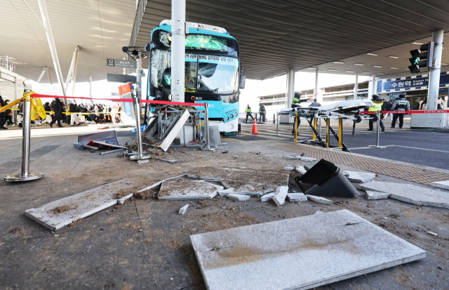 22일 오후 시내버스가 시민 다수를 치는 사고가 발생한 경기도 수원시 수원역 버스환승센터가 통제되고 있다. 연합뉴스