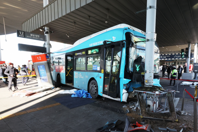 보행 신호 중에 시민 18명 덮친 버스…'빙판길도 아니었다'