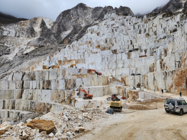 이탈리아 최대 대리석 산지 카라라에서 돌을 찾는 모습. 사진 제공=가나아트센터