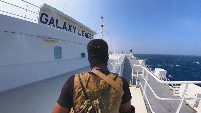 총기로 무장한 예멘의 후티 반군 대원이 홍해 지역에서 일본 해운사 소속 선박 '갤럭시 리더'를 나포해 배 위를 걸어가고 있다. 선박들의 통과가 지연되거나 아예 다른 항로로 변경하는 일이 잦아지면서 '홍해발 물류대란'이 심각해지고 있다. 로이터연합뉴스