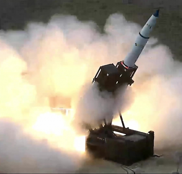 국방과학연구소가 지난 6월 공개한 장거리지대공유도무기(L-SAM)의 탄도탄 요격시험 모습. 사진 제공=국방부