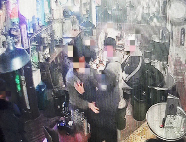 지난해 12월 31일 광주 서구의 한 주점에 화장실 흡연에 항의하는 피해자를 폭행한 조직폭력배를 구속했다. 사진은 피해자를 폭행하는 모습이 찍힌 CCTV 화면. 연합뉴스