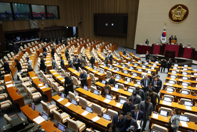 21일 국회에서 열린 본회의에서 2024년도 예산안 처리를 마친 의원들이 퇴장하고 있다. 연합뉴스