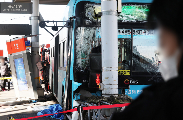 지난 22일 오후 시내버스가 시민 다수를 치는 사고가 발생한 경기도 수원시 수원역 버스환승센터가 통제되고 있다. 연합뉴스