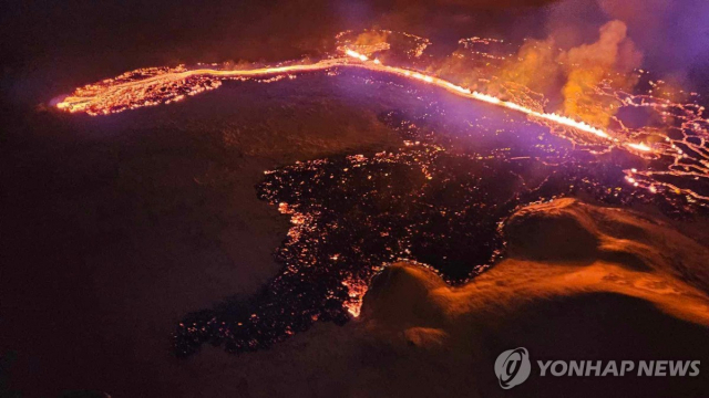 19일 레이캬네스 화산이 분출하고 있는 모습/사진=연합뉴스