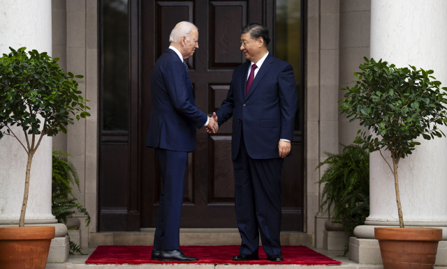 조 바이든(왼쪽) 미국 대통령과 시진핑 중국 국가주석이 지난달 15일(현지 시간) 캘리포니아에서 만나 악수하고 있다. AP연합뉴스