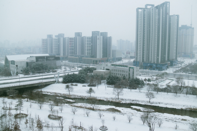 크리스마스이브인 24일 오전 대전시 유성구 상대동·도안동 일대에 눈이 내리고 있다. 대전=연합뉴스