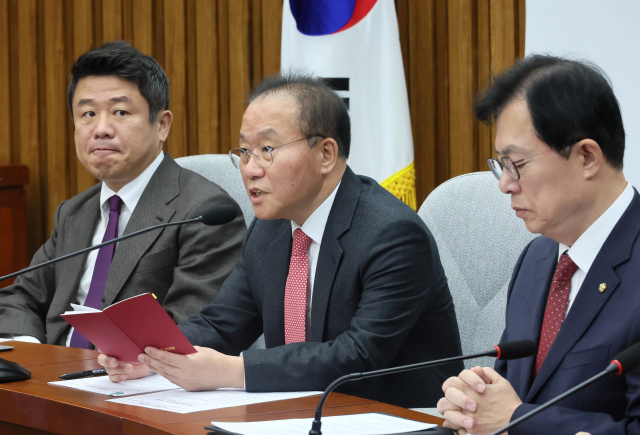 윤재옥(가운데) 국민의힘 당 대표 권한대행이 22일 국회에서 열린 원내대책회의에서 발언하고 있다. 연합뉴스