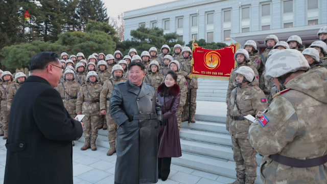 김정은 북한 국무위원장이 지난 18일 ICBM 화성-18형 발사 훈련에 참여했던 미사일총국 제2붉은기중대 군인들을 지난 20일 당 중앙위원회 본부 청사로 불러 축하 격려하는 모습. 연합뉴스