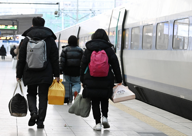 설 명절 연휴를 하루 앞둔 지난 1월 20일 서울 중구 서울역에서 귀성객들이 고향으로 출발하는 KTX를 타고 있다. 서울경제DB