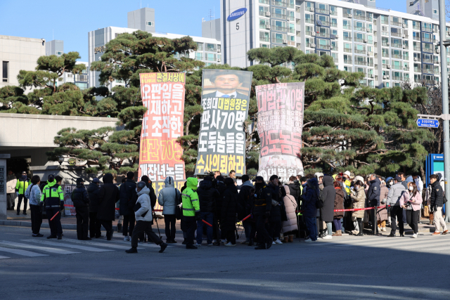 지난 22일 신도 성폭행 등 혐의를 받는 기독교복음선교회(JMS) 총재 정명석 씨에 대한 1심 선고가 나오는 가운데, 이날 오후 대전 서구 대전지법 앞에서 기자회견 중인 JMS신도들로 어수선하다. 대전=연합뉴스