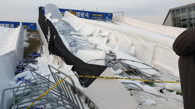 24일 오후 청주의 한 눈썰매장에서 시설물이 무너져 내려 시민 10여명이 깔리는 아찔한 사고가 발생했다. 이 중 3명이 중경상을 입어 병원으로 옮겨졌고 나머지 이용객들은 스스로 탈출했다. 청주=연합뉴스