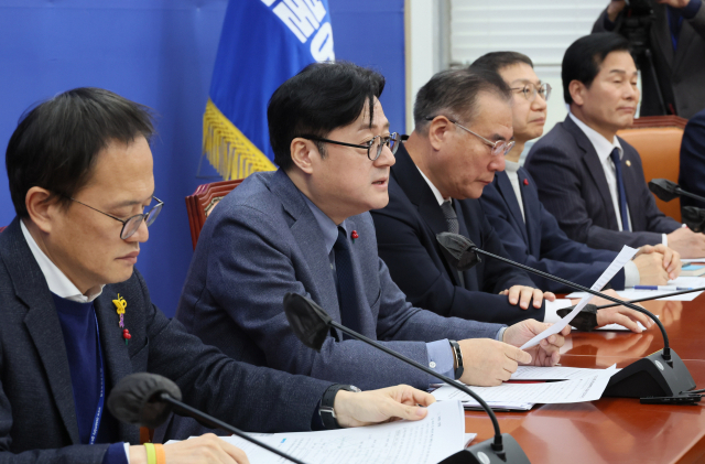 홍익표 더불어민주당 원내대표가 19일 국회에서 열린 원내대책회의에서 발언하고 있다. 연합뉴스