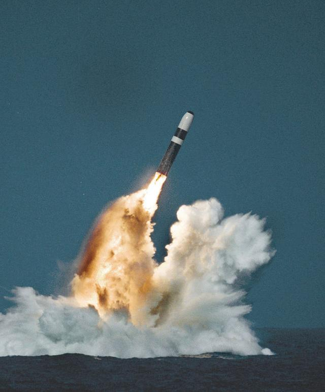 수중서 쏘는 ‘잠수함 발사 미사일’ 뭐길래…韓, 세계 7번째 SLBM 보유국[이현호 기자의 밀리터리!톡]