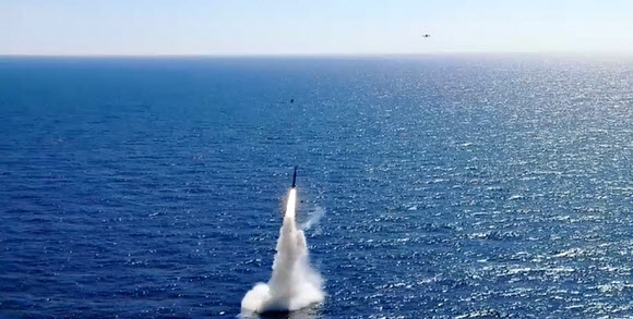 2021년 9월 도산안창호함에서 발사된 SLBM. 사진 제공=국방부