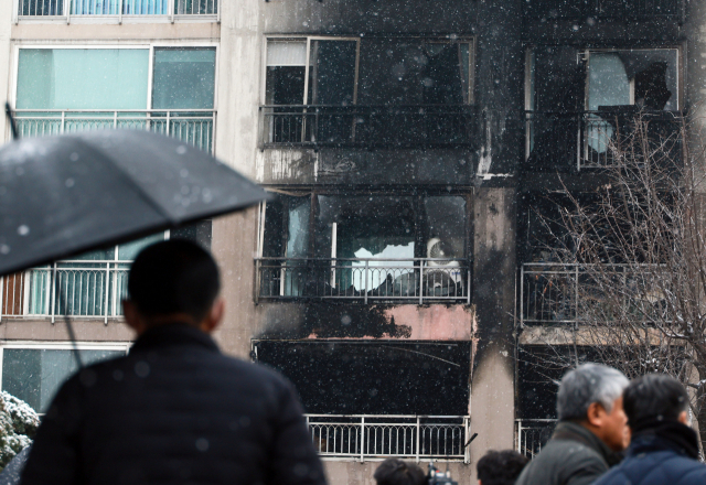 연휴 마지막 날이자 성탄절인 25일 새벽 서울 도봉구의 한 고층 아파트에서 불이 나 2명이 숨지고 29명이 다쳤다. 사진은 이날 사고 현장의 모습. 연합뉴스
