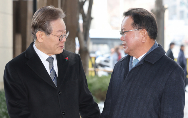 이재명(왼쪽) 더불어민주당 대표와 김부겸 전 국무총리가 20일 오전 회동을 위해 서울 중구 한 식당에 들어서고 있다. 연합뉴스