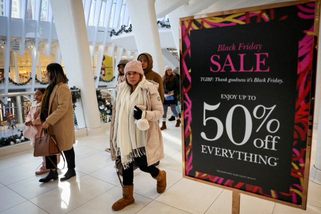지난달 미국 뉴욕에서 블랙프라이데이 세일 기간을 맞아 시민들이 쇼핑을 하고 있다. 로이터연합뉴스