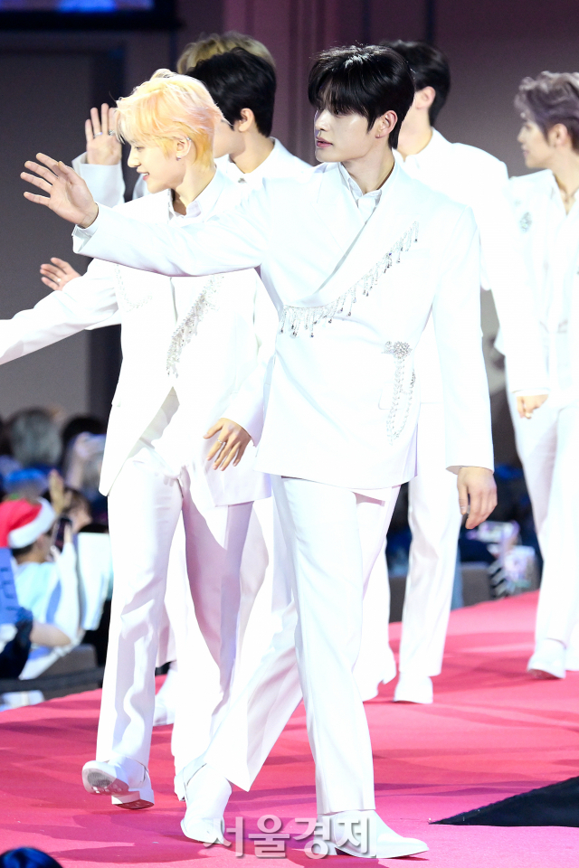 그룹 제로베이스원(ZEROBASEONE) 김지웅이 25일 오후 인천 중구 인스파이어 아레나에서 열린 ‘2023 SBS 가요대전’ 레드카펫을 밟고 있다. 김규빈 기자