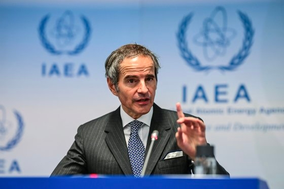 국제원자력기구(IAEA) 라파엘 그로시 사무총장이 지난 12월 22일(현지시간) 오스트리아 빈의 IAEA 정기 이사회에 앞서 기자회견을 하고 있다. EPA·연합뉴스