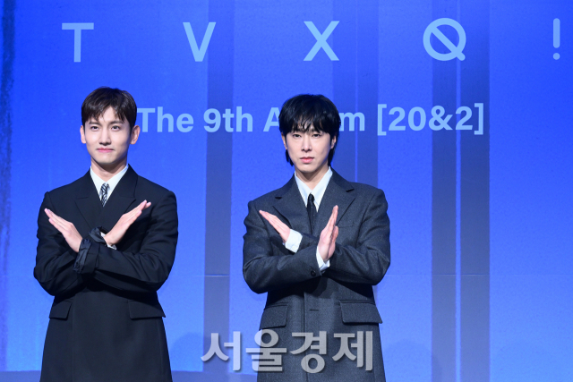 그룹 동방신기(TVXQ)가 26일 오후 서울 영등포구 콘래드 서울 호텔에서 진행된 정규 9집 ‘20&2’ 발매 기념 기자간담회에서 포즈를 취하고 있다. 김규빈 기자