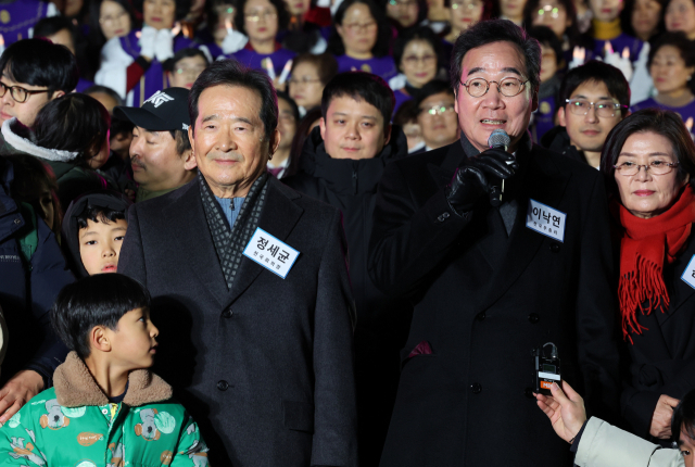 이낙연(오른쪽) 전 더불어민주당 대표가 24일 저녁 서울 여의도순복음교회에서 열린 '거룩한 기다림'의 밤 행사에 참석, 인사말을 하고 있다. 왼쪽은 정세균 전 국무총리. 연합뉴스