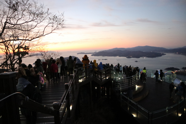 각산 전망대에서 바라본 해돋이. 사진제공=사천시