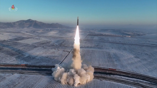 북한 관영 조선중앙TV가 19일 공개한 고체연료 대륙간탄도미사일(ICBM) 화성-18형 발사 장면. 조선중앙TV·연합뉴스