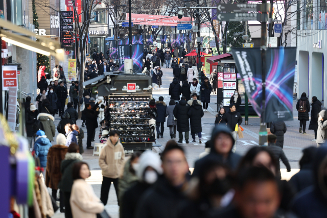 서울 명동거리에서 시민과 관광객이 두꺼운 옷차림을 한 채 걸어가고 있다. 연합뉴스