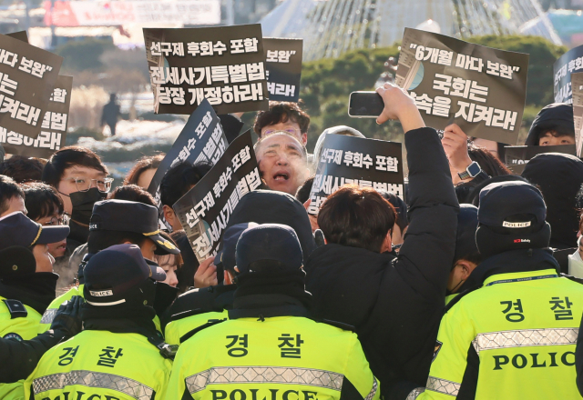 전세사기피해자전국대책위 관계자들이 21일 오전 국회 본청 앞에서 기자회견을 가진 뒤 본청 진입을 시도하다 경찰에 막히고 있다. 연합뉴스