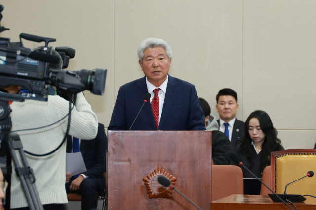 김홍일 방송통신위원장 후보자가 27일 오전 서울 국회에서 열린 인사청문회에서 인사말을 하고 있다. 연합뉴스