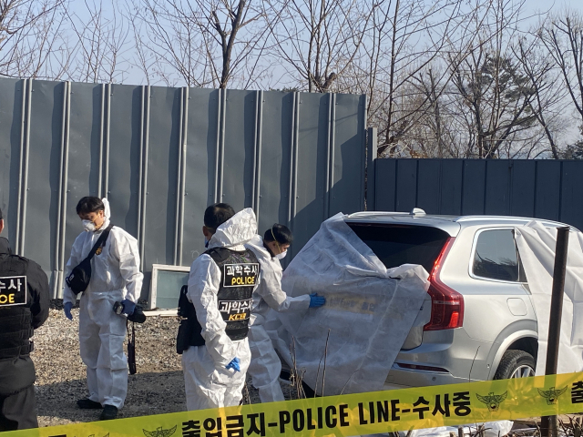 서울 성북구 모 처에서 27일 경찰이 배우 이선균 씨가 발견된 차량을 가림막으로 덮고 있다. 이승령 기자