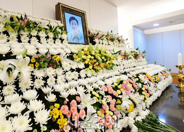 故 이선균의 빈소가 27일 서울 종로구 서울대학교병원 장례식장에 마련됐다. 사진공동취재단