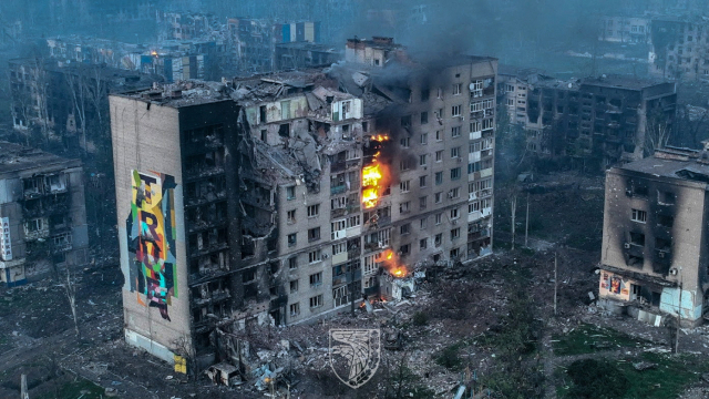 우크라이나 전쟁 최대 격전지였으나 러시아에 함락된 동부 도네츠크주 바흐무트에서 5월 21일(현지 시간) 한 건물이 러시아군 공격으로 불타고 있다. 로이터연합뉴스