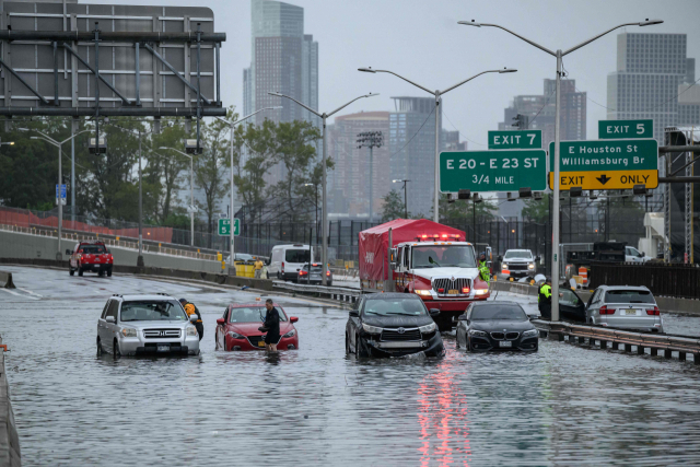 8월29일(현지시간) 미국 뉴욕 맨해튼의 고속도로가 폭우로 인해 침수되면서 자동차들이 물에 잠겨 있다. AFP연합뉴스