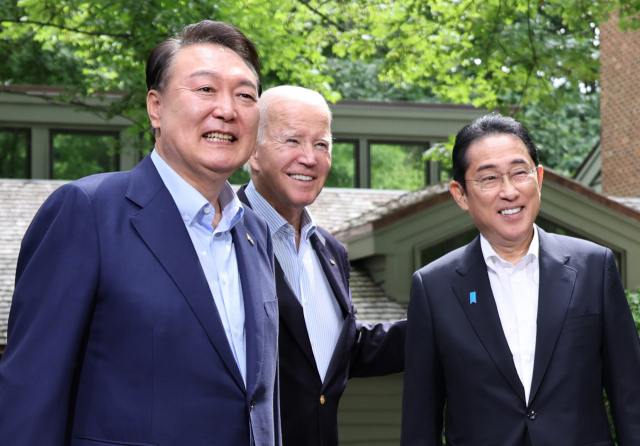 윤석열 대통령과 조 바이든(가운데) 미국 대통령, 기시다 후미오(오른쪽) 일본 총리가 8월 18일(현지 시간) 워싱턴DC 인근 미국 대통령 별장인 캠프데이비드에서 열린 한미일정상회의를 앞두고 기념 촬영을 하고 있다. 워싱턴=연합뉴스