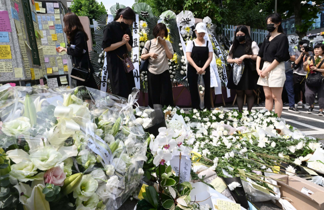 7월 20일 한 여교사가 극단적 선택을 한 사건이 발생한 서울 서초구 서이초 정문 앞에 동료 교사들과 시민들이 고인을 추모하기 위해 꽃을 놓고 있다. 권욱 기자