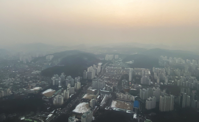 서울 초미세먼지 농도가 나쁨 수준을 보인 27일 김포공항 상공에서 바라본 서울 하늘.연합뉴스