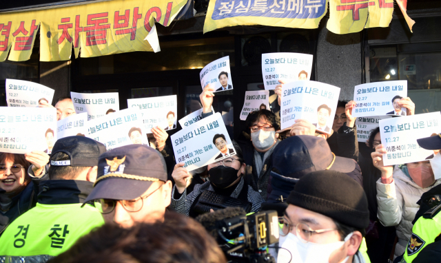 지난 27일 오후 서울 노원구 한 식당에서 이준석 전 국민의힘 대표가 국민의힘 탈당과 신당 창당 선언 기자회견을 하는 동안 식당 앞에서 지지자들이 손피켓을 들고 있다. 사진공동취재단